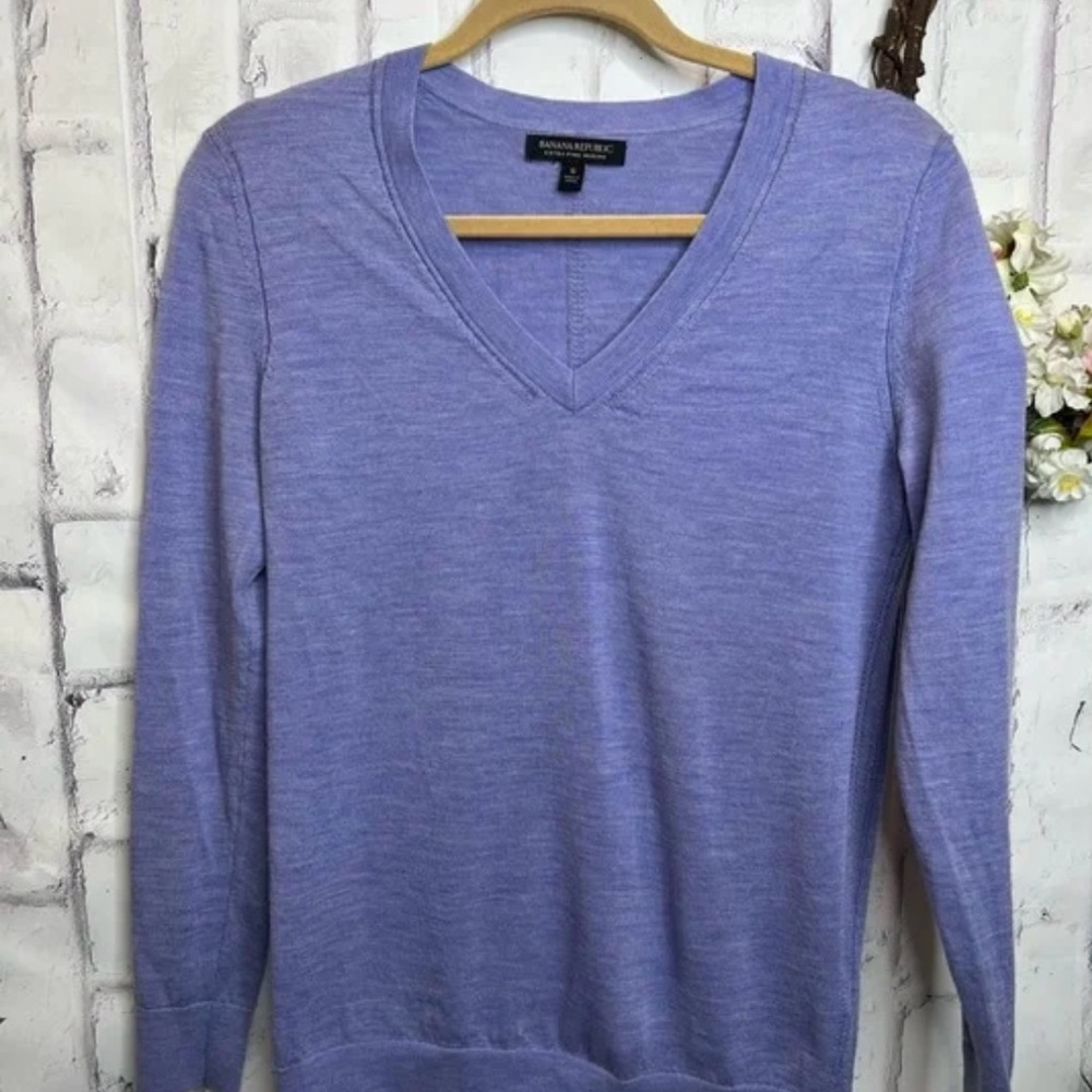 Banana Republic Women's Lavender V-Neck Sweater